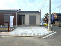 駐車スペースはゆとりある2台分を確保。マイカー用に、お客さま用に、余裕を持ってご利用いただけます。