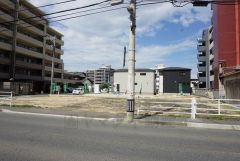 前面道路幅員：南側約8.1ｍ公道、西側約5ｍ公道。