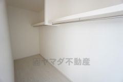 ウォークインクローゼット付き＾＾ハンガーパイプ下にボックスを置いて、枕棚を活用して、たっぷりと収納できそうです＾＾