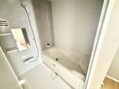 浴室乾燥機で換気・雨の日の洗濯もばっちり＾＾ 明るく清潔にたもてるバスルームです＾＾