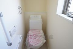 ウォシュレット付きトイレです。1階2階の2ヶ所にトイレがあるので、忙しい朝にもゆとりができますね＾＾