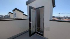 屋上は3.72㎡。 海が見えるので眺望の良い屋上でのくつろぎの空間としても。物置やソーラーパネルの設置など自由な使い方ができますね。