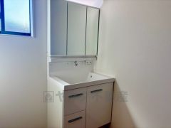 洗面台、洗濯機置き場、バスルームが連なっている、生活導線の考えられた作りになっています。 窓付きなので換気もしっかりできます＾＾