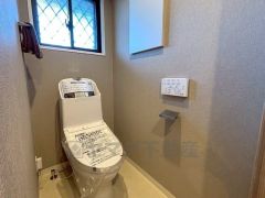 ウォシュレット、暖房便座、節電・節水機能など、使い勝手のよい高機能トイレです。トイレットペーパーの予備などを収納できる棚が付いています。
