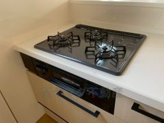 同時にたくさんの料理が調理できる3口コンロ。長時間熱を通しておきたい煮込み料理を作りながら、炒め物など同時進行で進められます。