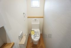 ウォシュレット付きトイレです。1階2階の2ヶ所にトイレがあるので、忙しい朝にもゆとりができますね＾＾