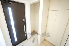 玄関にはシューズボックスとSIC付き。ご家族全員分の靴からベビーカーやゴルフバッグなどもしっかり収納できます＾＾