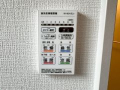 浴室暖房乾燥機付き。天候に左右されず、いつでも好きなときに洗濯物を干せるので、仕事や家事で忙しい方に重宝します。