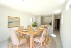 （家具はCGによるイメージとなります）キッチンに向き合う形で大きな窓があります。たくさんの光や風を取り込むことができ快適な生活が過ごせそうです。