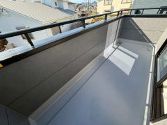 陽当たりの良いバルコニーです。お洗濯やお布団干しはもちろん、日光浴スペースにも。足元は防水工事施工済です。