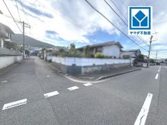 リビング・主寝室・バルコニーは南向き　おしゃれな折上げ天井のリビング　オールフローリング