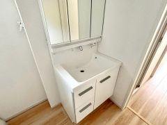 同形状・同仕様。三面鏡つき洗面台。鏡裏にたっぷりとした収納スペースがあります。鏡を閉めてしまえば小物は見えないため、スッキリとした印象の洗面台にできます。
