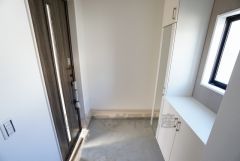同仕様写真。現況と異なる場合は現況を優先します。 玄関扉から光の差し込む明るい玄関です。 たっぷり収納できるシューズボックス付きなので、家族全員の靴がきれいに整頓できます。