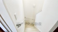 日中でも暗くなりがちな階段には、小窓を配置し採光も考えられたつくり＾＾手摺付きなので安全に上り下りできますね＾＾