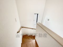 日中でも暗くなりがちな階段には、小窓を配置し採光も考えられたつくり＾＾手摺付きなので安全に上り下りできますね＾＾