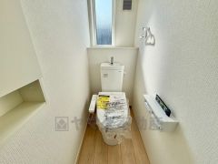 ウォシュレット付きトイレです。1階2階の2ヶ所にトイレがあるので、忙しい朝にもゆとりができますね＾＾ 温水洗浄便座リモコン付き。