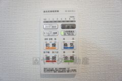 浴室暖房乾燥機付き。天候に左右されず、いつでも好きなときに洗濯物を干せるので、仕事や家事で忙しい方に重宝します。