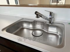 大きなお鍋も楽々洗える幅の広いシンクです＾＾ステンレスシンクなので簡単にお掃除できますよ。洗剤やスポンジもすっきりできる収納付き。