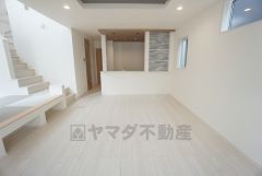 大きな掃き出し窓のあるリビングは、陽光あふれる明るい空間です。ゆったりと寛げる憩いの場となりそうです。
