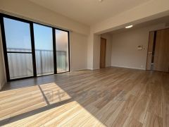 リビングはバルコニーに面しているので開放的な空間設計です。大きな窓は一日中光を取り込み、明るい空間を作ってくれます。