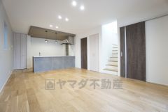 収納も、作業スペースも広々と設けられた使いやすいシステムキッチンです＾＾カウンターキッチンなので、ご家族と会話をしながら楽しくお料理ができます＾＾