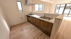 収納も、作業スペースも広々と設けられた使いやすいシステムキッチンです。カウンターキッチンなので、ご家族と会話をしながら楽しくお料理ができます＾＾