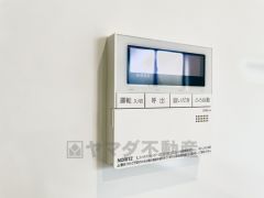 キッチン横からお湯張り、追い炊き、足し湯がボタン一つで楽々操作できる給湯機リモコンです＾＾忙しい夕飯の準備の時間帯に重宝しますね。