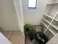 ベビーカーや泥のついたおもちゃをしまうのに便利なスペースです。玄関周りをスッキリさせることが出来ます＾＾