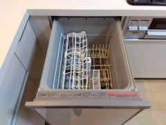炊事時間を大幅に短縮できる食器洗浄乾燥機付き＾＾食器を洗う手間が減るので家族とのコミュニケーションの時間や自分の時間が増えますね。