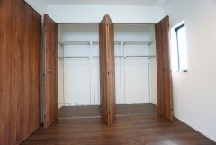 壁一面にクローゼットが設けられているので、すっきりと整理整頓でき気持ちよく過ごせます＾＾