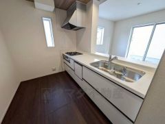 リビングダイニングを見渡せるキッチンです。