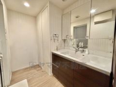 洗面台、洗濯機置き場、バスルームが連なっている、生活導線の考えられた作りになっています。