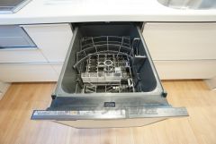 炊事時間を大幅に短縮できる食器洗浄乾燥機付き＾＾食器を洗う手間が減るので家族とのコミュニケーションの時間や自分の時間が増えますね。