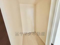 2階廊下に居室から独立したストレージルーム付き。大きめのスーツケースなどもすっきりと収納できます＾＾