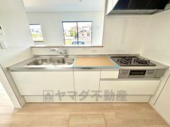 収納も、作業スペースも広々と設けられた使いやすいシステムキッチンです＾＾カウンターキッチンなので、ご家族と会話をしながら楽しくお料理ができます＾＾