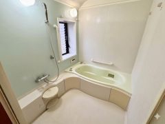 窓付き・浴室乾燥機で換気・雨の日の洗濯もばっちり＾＾明るく清潔にたもてるバスルームです＾＾写真はCG加工しております。