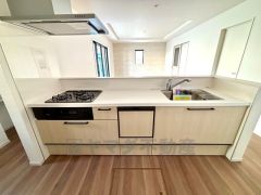 リビングダイニングを見渡せるキッチンです。家族とコミュニケーションをとりながら、楽しくお料理や片付けができそうです＾＾