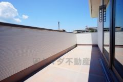 同仕様写真。現況と異なる場合は現況を優先します。陽当たりの良いバルコニーです。お洗濯やお布団干しはもちろん、日光浴スペースにも。足元は防水工事施工済です。