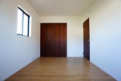 同仕様写真。住む人のこだわりを活かす洋室。日当たりがよく、寝室としての利用もおすすめ。広めのクローゼットには荷物をすっきり片付けられ、ゆとりのある暮らしが出来ます＾＾