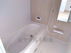 1日の疲れを癒すくつろぎのバスルーム。足を伸ばしてもゆったりと入れるサイズです。お子様と一緒にお風呂に入っても狭くないですね＾＾