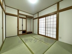 ＬＤＫに隣接する和室です。お昼寝や洗濯物を畳んだり、アイロンをかける作業スペースとしても活躍しそうですね。