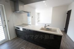 収納も、作業スペースも広々と設けられた使いやすいシステムキッチンです＾＾カウンターキッチンなので、ご家族と会話をしながら楽しくお料理ができます＾＾