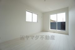 バルコニーに面した洋室です。大きな窓からやわらかな陽が差し込む明るいお部屋です。寝室としてもおすすめです。