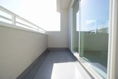 同仕様写真。南側に面したバルコニーは日当たり良好です。お洗濯物も気持ちよく干せそうです。日光浴をしたり、星を眺めたりも良いですね^^