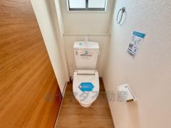 ウォシュレット付きトイレです。1階2階の2ヶ所にトイレがあるので、忙しい朝にもゆとりができますね＾＾