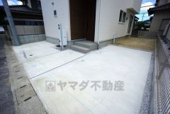 駐車スペースは2台分を確保。マイカー用に、お客さま用に、余裕を持ってご利用いただけます。