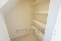 キッチンに設けられたパントリー。備蓄品や大きなお皿、使用頻度の少ない調理器具などの収納に便利です。