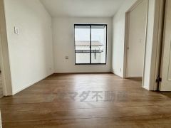 二階にあがると約5帖のスペースがございます＾＾バルコニーに面しているので、洗濯物をたたむスペースとしてもお使いいただけます＾＾