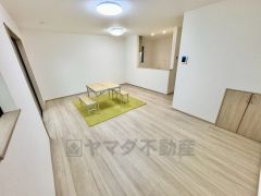 家族が集まる開放的なリビング。思い思いの時間を過ごしたり食事をしたり、素敵な団らんの場になりますね。