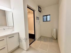 洗面台、洗濯機置き場、バスルームが連なっている、生活導線の考えられた作りになっています。